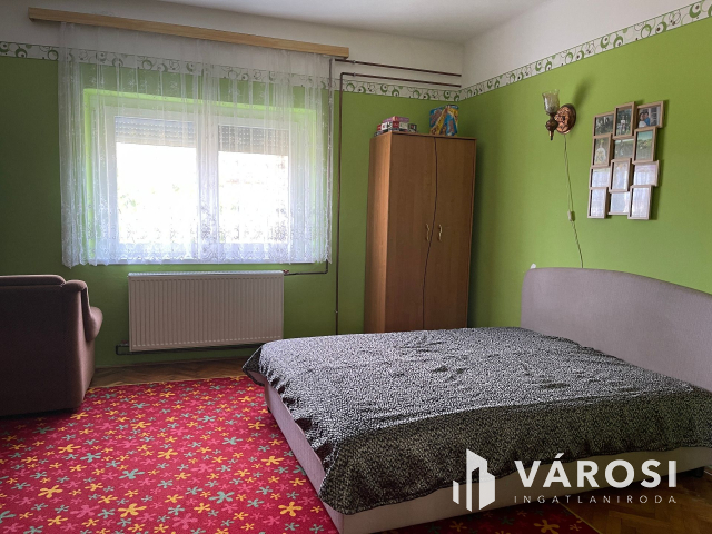 Napelemes, tégla építésű családi ház Nagykamaráson eladó