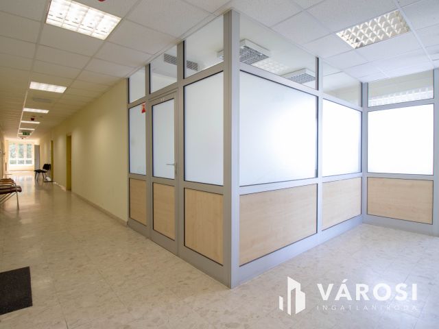 180 m2-es üzlet eladó 3 szintes irodaházzal, raktárakkal