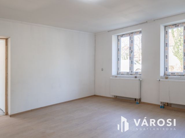 Három generációs 6 szobás családi ház Tápén