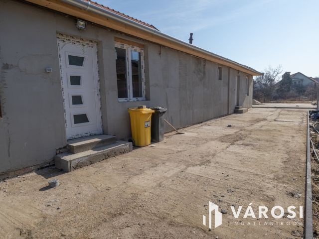 Három generációs 6 szobás családi ház Tápén