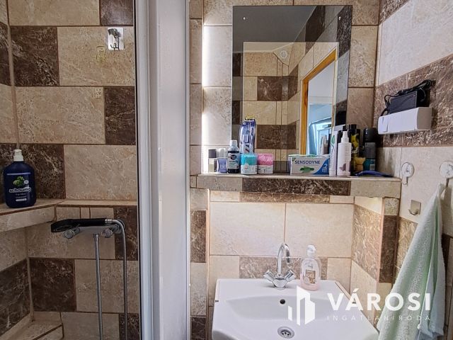 Egyetemközeli 2 erkélyes panel lakás eladó