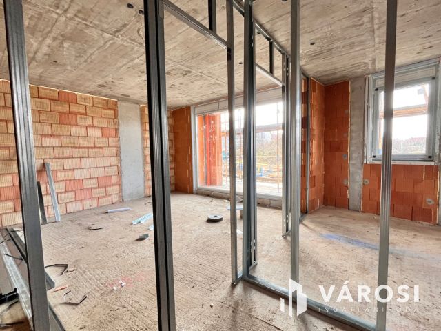 Kertkapcsolatos, modern földszinti lakás Debrecenben