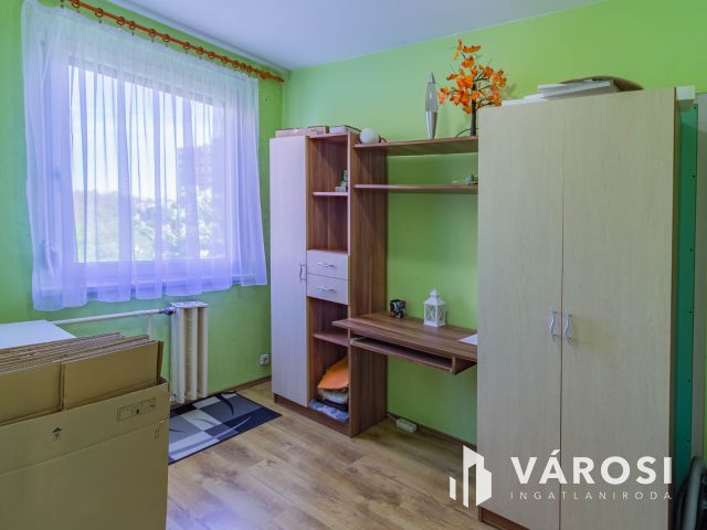 Negyedik emeleti csendes panel lakás