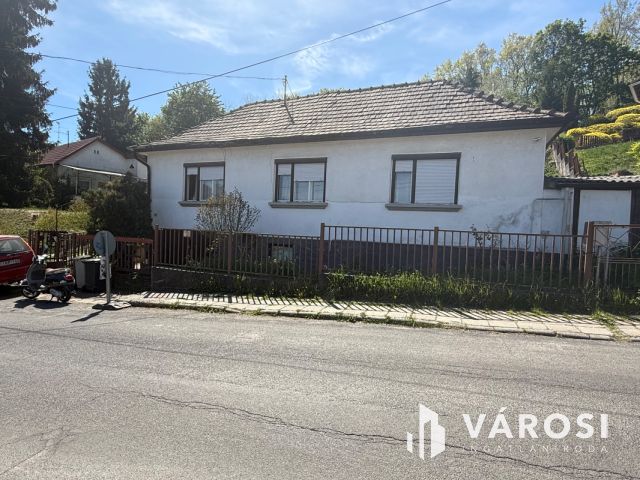 Összeköltözők figyelmébe! Losonci úton 2 ház 1 telken eladó!