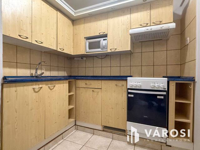 Arany János úton 1+1 félszobás lakás kiadó!