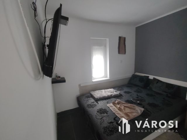 Eladó Tasson hangulatos vizparti nyaraló saját stéggel!