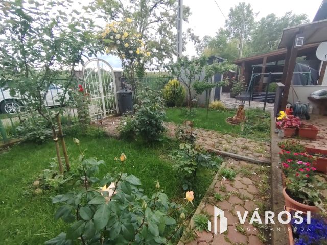 Eladó Tasson hangulatos vizparti nyaraló saját stéggel!