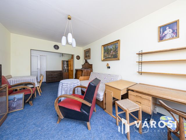 Első emeleti panel madárcsicsergős részen