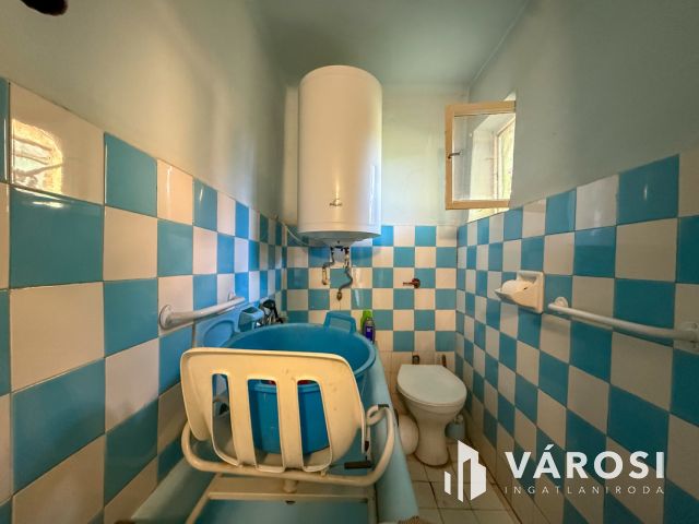 Belváros közelében felújítandó családi ház eladó!