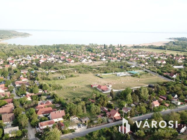 Két telek egyben, 3% beépítési lehetőséggel a Balatonnál