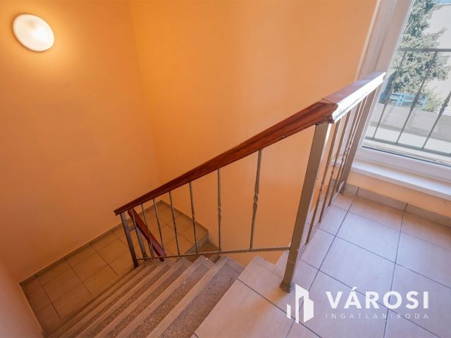 Napfényes, 83 m2 lakás + 102 m2 telekrész üzleti célra