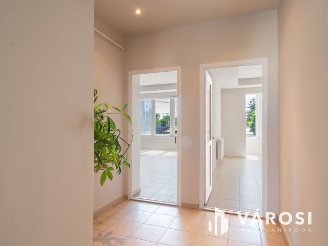 Napfényes, 83 m2 lakás + 102 m2 telekrész üzleti célra