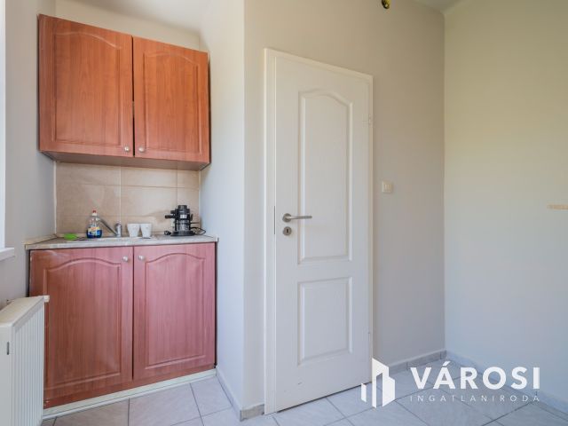 Napfényes, 83 m2 lakás + 102 m2 telekrész üzleti célra