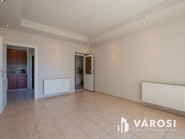Napfényes, 83 m2 lakás + 102 m2 telekrész üzleti célra