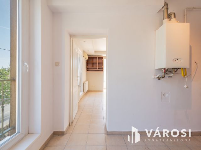 Napfényes, 83 m2 lakás + 102 m2 telekrész üzleti célra
