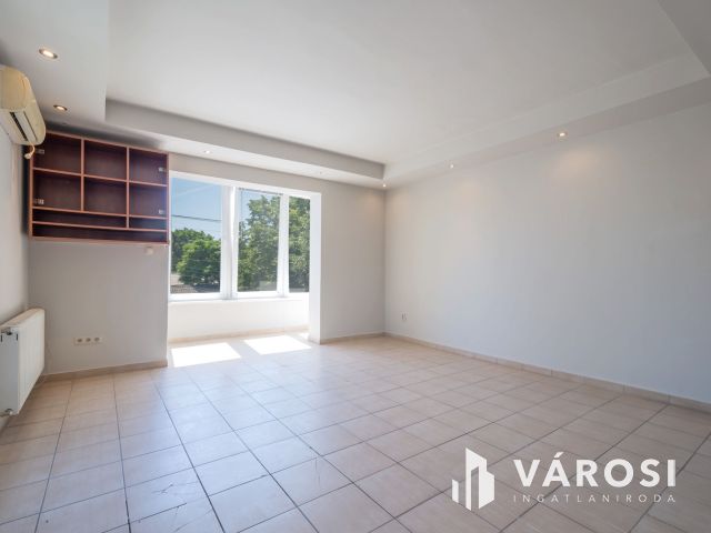 Napfényes, 83 m2 lakás + 102 m2 telekrész üzleti célra