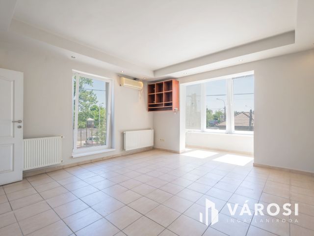 Napfényes, 83 m2 lakás + 102 m2 telekrész üzleti célra