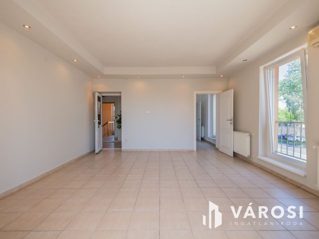 Napfényes, 83 m2 lakás + 102 m2 telekrész üzleti célra