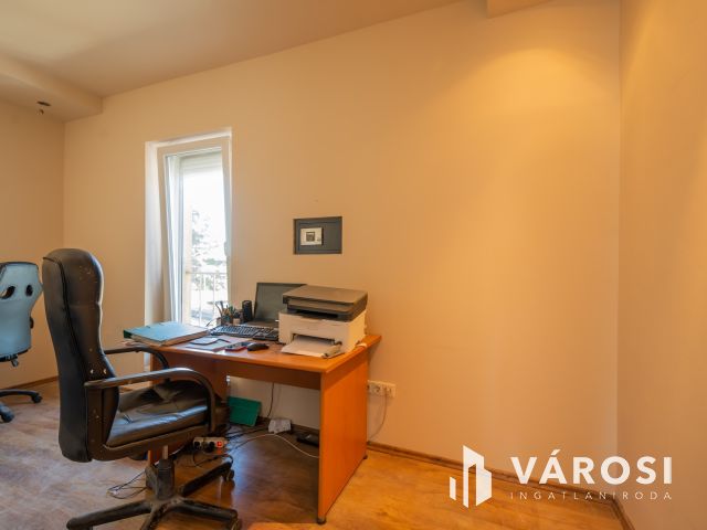 Napfényes, 83 m2 lakás + 102 m2 telekrész üzleti célra