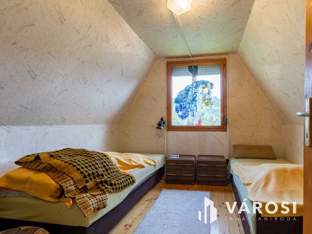 Csörögön, családi nyaraló, nagy telekkel, faházzal eladó
