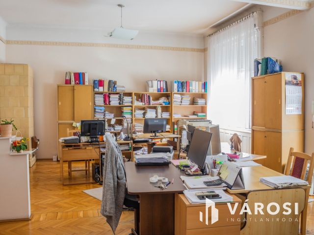 Napfényes, nagy nappalis, I. em-i , kiváló közlekedéssel