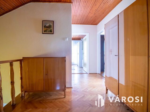 Jó állapotú nappali + 3 szobás családi ház Magyaralmáson