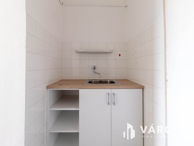 1.emeleti, 16 m2-es iroda saját minikonyhával a Fáy utcában