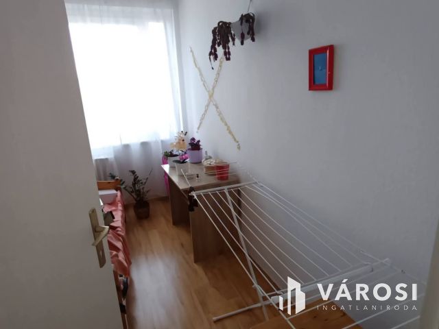 Győr-Marcalváros II-ben részben felújított 3 szobás lakás