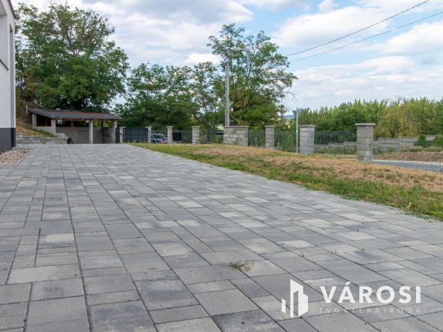 Újépítésű otthon panorámával, garázzsal és kerttel