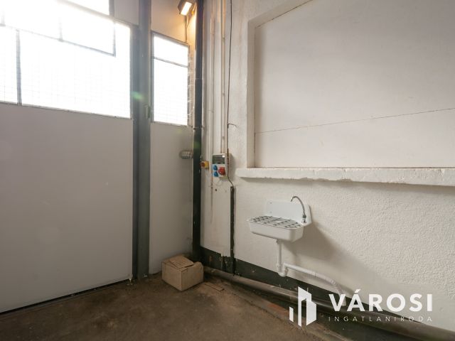 Kiadó 200 m2 -es, nagy belmagasságú raktár, Solymáron