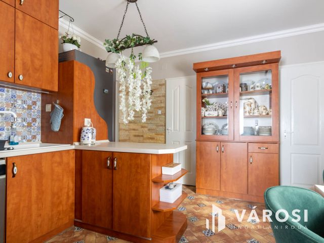 Kényelmes, felújított lakás Enying központjában